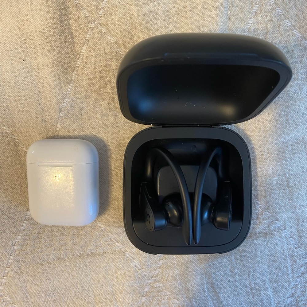 Apple Powerbeats and Airpods - USED